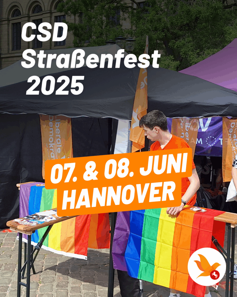 Sharepic mit dem Text "CSD Straßenfest 2025 - 07. & 08. Juni in Hannover".
Im Hintergrund ist ein Foto von unserem Stand auf dem CSD Straßenfest 2024 zu sehen. Unser schwarzer Pavillon steht vor der Oper und ist mit orangen Fahnen der Partei geschmückt. Vor dem Pavillon steht ein Stehtisch, der mit Regenbogenfahnen bedeckt ist und auf dem Flyer und Sticker ausliegen.